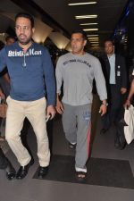 Salman Khan return from Dubai after performing at Ahlan Bollywood show in Airport, Mumbai on 3rd Dec 2012 (9).JPG